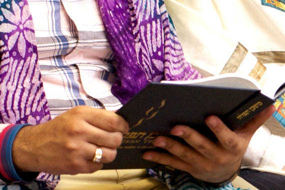 hands holding a Jewish prayerbook